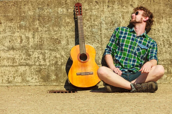 Conceito Música Pessoas Jovem Hipster Barbudo Com Guitarra Livre Rua — Fotografia de Stock