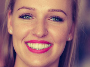 Mutluluk insan yüzü ifadeleri konsepti. Mutlu, neşeli, gülümseyen, sarı saçlı kadın..