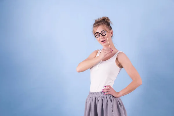 Κομψή Νεαρή Γυναίκα Που Προσποιείται Ότι Φοράει Αστεία Γυαλιά Σπασίκλα — Φωτογραφία Αρχείου