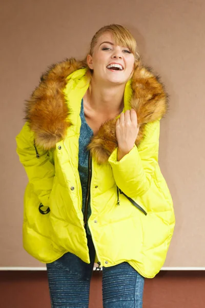 Hermosa Joven Sonriente Chica Moda Con Chaqueta Abierta Con Capucha —  Fotos de Stock