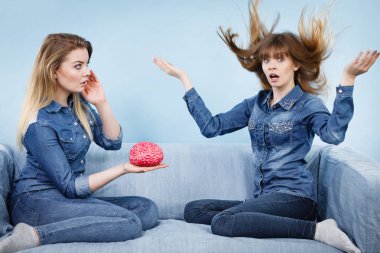 Dostluk, insan ilişkileri kavramı. İki kadın arkadaş veya kot gömlek giymiş kız kardeşim sorun holding sahte beyin çözme hakkında düşünme.