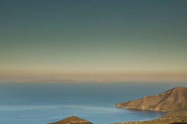 Güzel Yunan sahil şeridindeki kayalıklardan manzarayı izleyin. Deniz suyu, mavi okyanus.