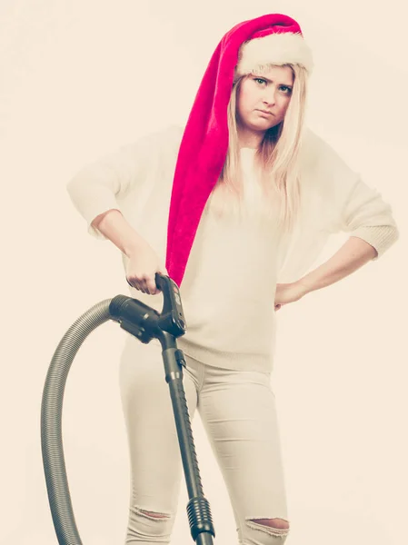 女性は家を掃除します 掃除機付きサンタ クロース ヘルパー帽子で面白い怒っている十代の少女 クリスマスの時間と家事の概念 — ストック写真