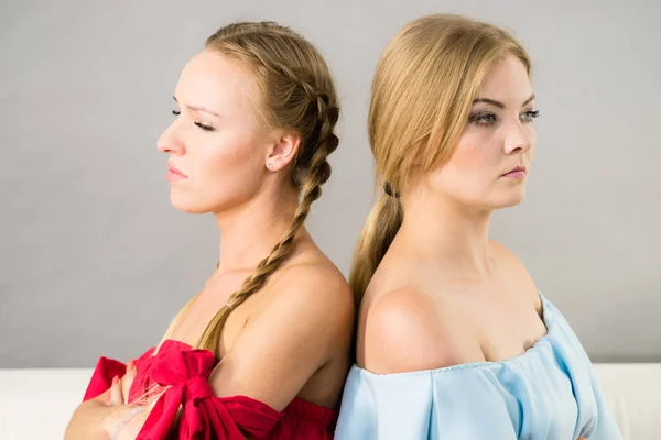 Dos Mujeres Guapas Jóvenes Que Están Enojadas Entre Después Discutir — Foto de Stock