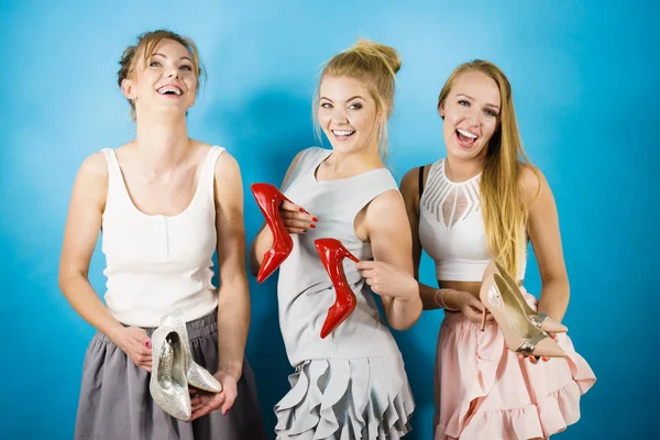 Tres Mujeres Magníficas Estilista Moda Presentando Zapatos Elegantes Sensual Presentación —  Fotos de Stock