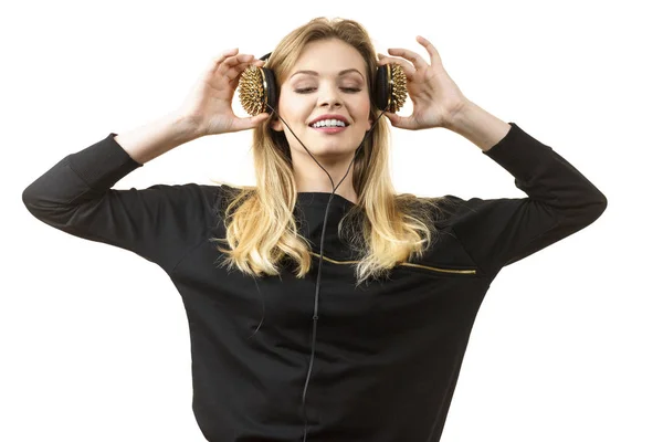 Adolescente Joven Grunge Mujer Escuchando Música Los Auriculares Con Picos — Foto de Stock