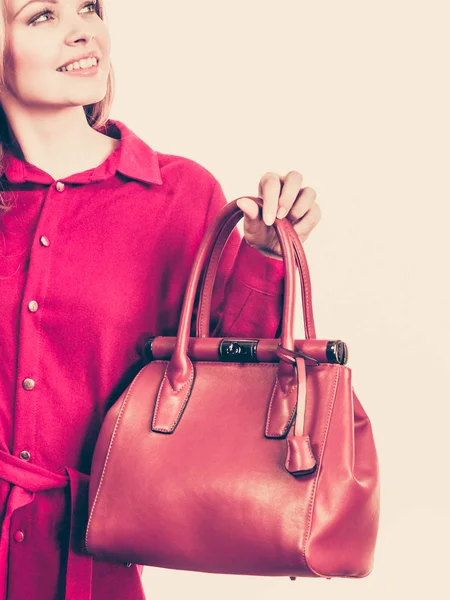 エレガントなカジュアルな赤いシャツを着て スタイリッシュな衣装を提示革バッグを保持ファッショナブルなかなり若い女性 — ストック写真