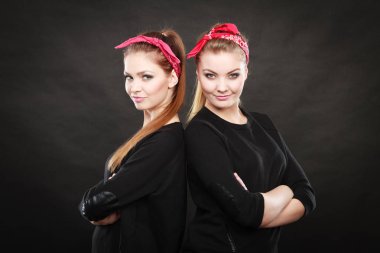 İyi espri anlayışı. Retro stil ve eski moda. Kırmızı mendilli gülümseyen iki mutlu kız. Bağbozumunda stil verilmiş kadınlar.
