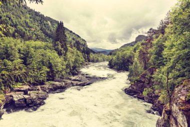 Dağları, Norveç'te beautuful Kanyon sarma hızla akan Stranda Nehri.
