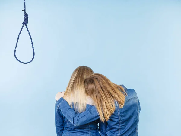 Mulher Tentando Ajudar Seu Melhor Amigo Com Pensamentos Suicidas Conceito — Fotografia de Stock