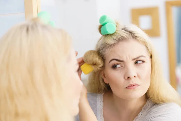 Mulher Loira Usando Rolos Cabelo Para Criar Penteado Bonito Seu — Fotografia de Stock