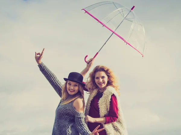 Deux Femmes Mode Portant Des Tenues Élégantes Tenant Parapluie Transparent — Photo