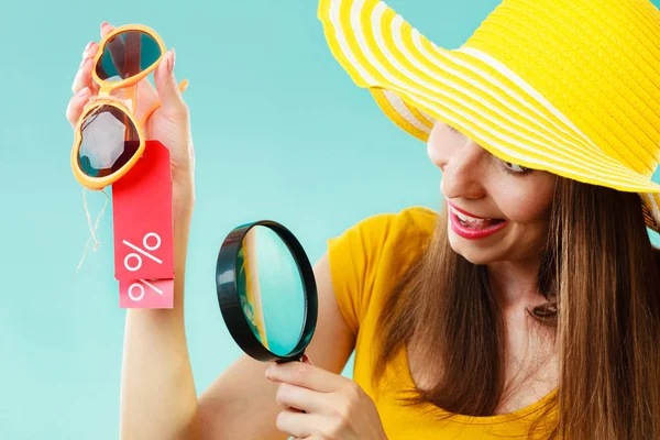 Bom Conceito Venda Verão Compras Mulher Elegante Escolhendo Óculos Sol — Fotografia de Stock