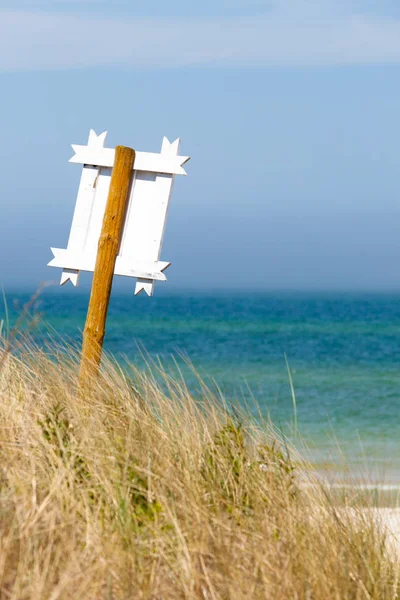 Holzschild Pflanzenbusch Eingang Zum Strand Ruhiges Blaues Meer Hintergrund — Stockfoto