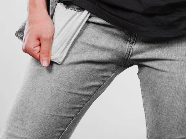財政の難しさ 景気の悪さ コンセプトはお金 若い男空のポケットを示す学生少年 体男性の一部腰身に着けているジーンズ パンツ — ストック写真