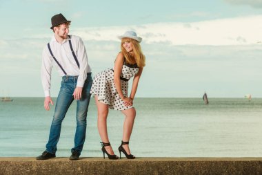 Yaz tatili aşk ilişkisi ve flört konsepti - romantik eğlenceli çiftler deniz kıyısında flört ediyorlar