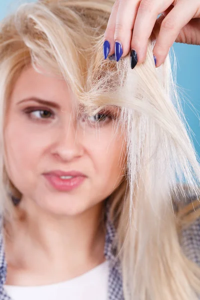 ヘアケア ヘアスタイ リング コンセプトを漂白剤の悪い影響 破損した 分割の髪を保持している金髪の女性終了悲しいと怒りを探して — ストック写真