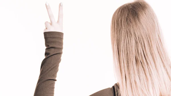 Вид Сзади Женщины Светлыми Волосами Белом Фоне Показывающий Мир Хороший — стоковое фото