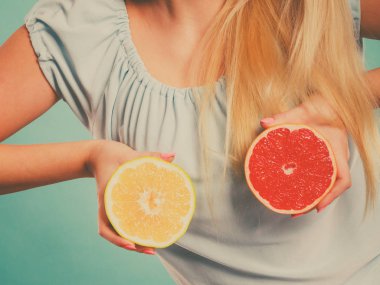 Sağlıklı beslenme, gıda vitamin tam yenileniyor. Tatlı lezzetli narenciye meyve tutan kadın, kırmızı ve yeşil greyfurt.