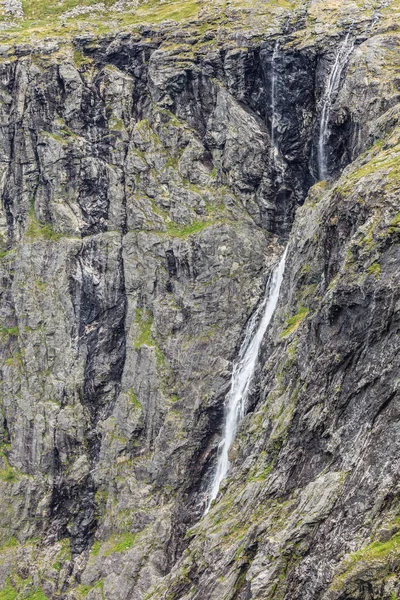 Vattenfall Klippiga Bergen Vacker Natur Norge — Stockfoto