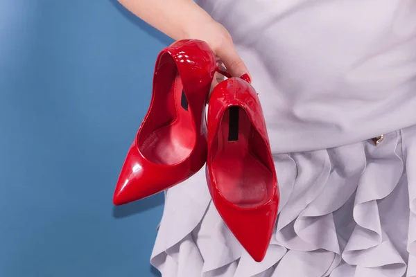 女性の手のファッションスタイリストは彼女のエレガントな靴を提示 美しい赤官能的なハイヒール 付属品 — ストック写真