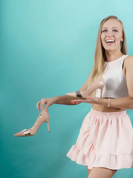 Dospívající Žena Módní Stylista Prezentaci Její Elegantní Boty Krásné Růžové — Stock fotografie