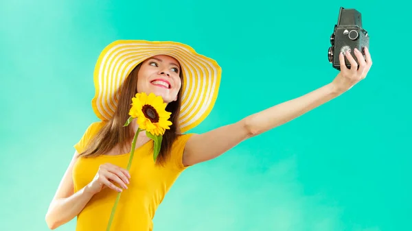 Mulher Verão Vestindo Vestido Amarelo Chapéu Com Girassol Tirando Auto — Fotografia de Stock