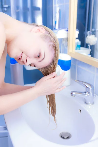 Mujer Feliz Con Pelo Mojado Rubio Mujer Positiva Punto Lavarse —  Fotos de Stock