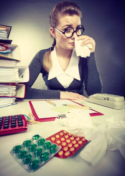 Doença Doenças Trabalho Jovem Empresária Insalubre Com Tecido Com Gripe — Fotografia de Stock