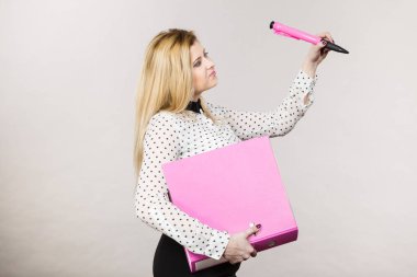 Bağlayıcı ile birçok belge ve kalem tutan kadın. Office, defter tutma nesneleri kavramı, Grey