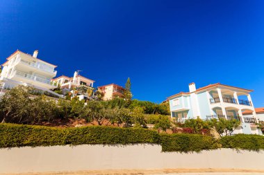 Güzel, kumlu turuncu evlerin en dipten görünüşü. Küçük kasabalarda Yunan ve Akdeniz mimarisi.