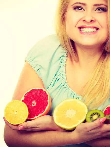 健康的饮食 刷新富含维生素的食物 快乐积极微笑的女人拿着水果猕猴桃 柠檬和葡萄柚 — 图库照片