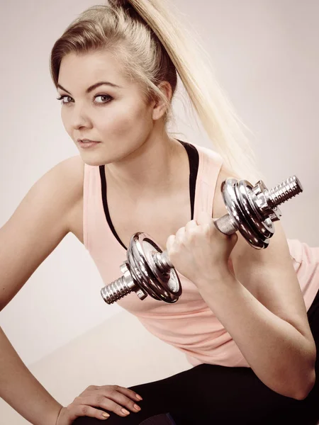 年轻的女人带着沉重的哑铃在家里锻炼 在家培训 健康和健康 — 图库照片