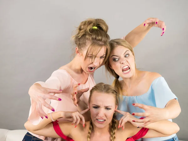 Woman Being Bullied Her Two Female Friends Women Having Argument — Stock Photo, Image