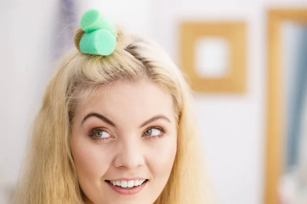 Blonde Woman Using Hair Rollers Create Beautiful Hairstyle Her Hairdo — Stock Photo, Image