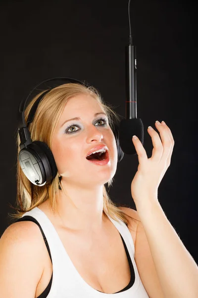 공포증 개념입니다 금발의 마이크에 노래와 스튜디오에서 노래를 그녀의 머리에 헤드폰을 — 스톡 사진