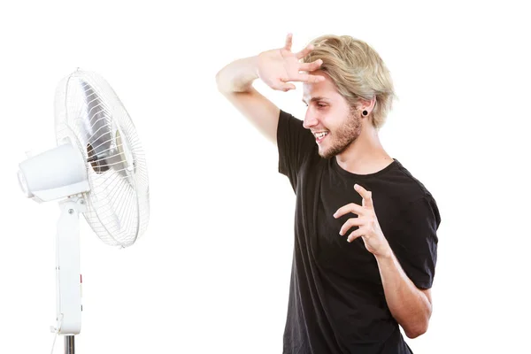 Air Condition Θερμότητα Καλλιτεχνική Έννοια Νεαρός Άνδρας Μπροστά Ανεμιστήρα Ψύξης — Φωτογραφία Αρχείου