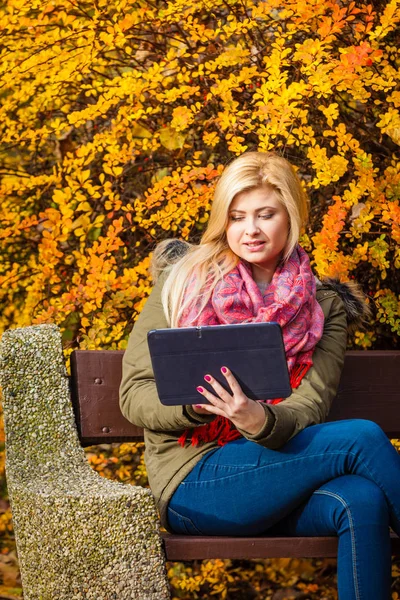 Pihentető Padon Parkban Őszi Időjárás Segítségével Tabletta Ellenőrzi Szociális Média — Stock Fotó