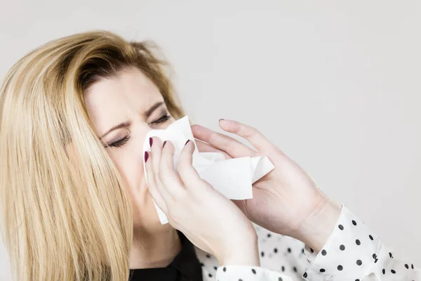 Sairaus Kausiluonteinen Virusongelma Nainen Sairas Kun Flunssa Aivastaa Kudokseen — kuvapankkivalokuva