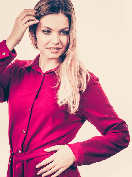 Mujer Joven Bonita Moda Con Elegante Vestido Corto Rojo Casual —  Fotos de Stock