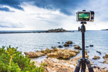Monemvasia, Laconia bölgesi Moreloponnese yakınlarındaki Agios Fokas 'taki deniz kıyısındaki mezarlıktan çekilen bir film kamerası. Yunanistan 'ın varış noktaları