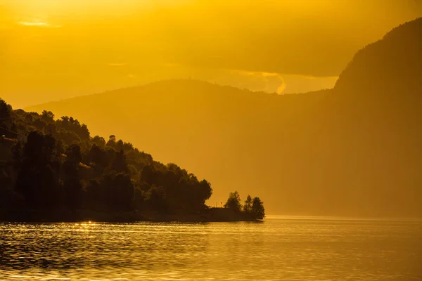 Tourismus Urlaub Und Reisen Roter Sonnenuntergang Über Fjorden Berglandschaft Sogn — Stockfoto