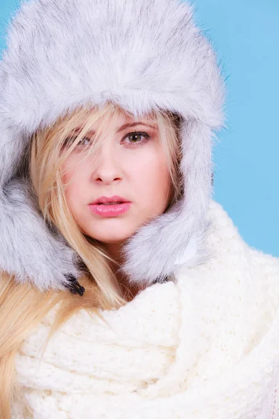 Аксессуары Одежда Холодных Дней Концепция Моды Блондинка Зимой Теплой Пушистой — стоковое фото