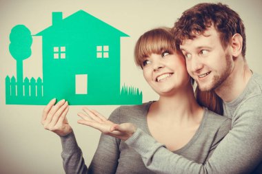 Aşk ilişki mülkiyet mülkiyet kavramı. Genç çift gösteren modeli. Yetişkin ev kesme gelecek planlama sunan adam kadın evli.