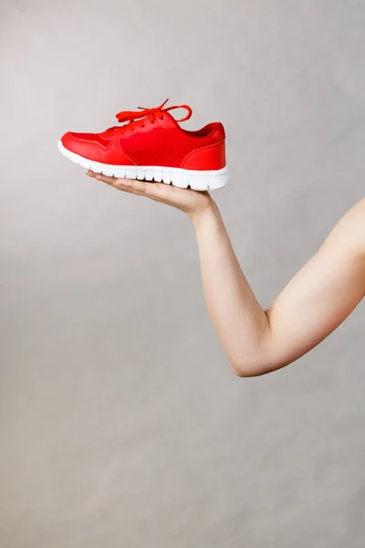 Mujer Presentando Zapatillas Deportivas Zapatos Rojos Calzado Cómodo Perfecto Para — Foto de Stock