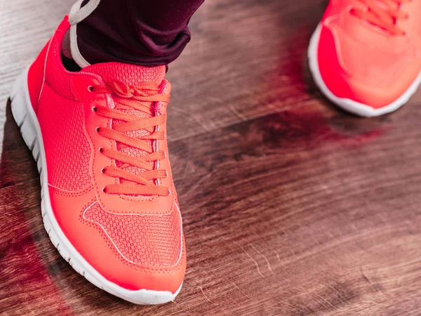 Frau Trägt Sportbekleidung Turnschuhe Rote Schuhe Bequemes Schuhwerk Perfekt Für — Stockfoto