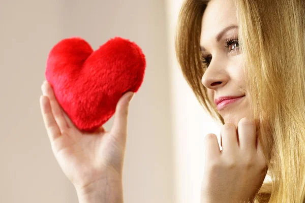 Mujer Romántica Sosteniendo Pequeña Almohada Esponjosa Forma Corazón Rojo Regalo —  Fotos de Stock