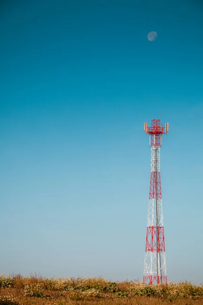 Torre Sinal Branca Vermelha Contra Céu Azul Claro Contraste Industrial — Fotografia de Stock