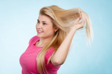 Saç Bakımı, saç şekillendirme fikir kavramı. Uzun sarı saçları tarak ile fırçalama kadın