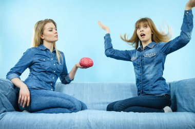 Dostluk, insan ilişkileri kavramı. İki kadın arkadaş veya kot gömlek giymiş kız kardeşim sorun holding sahte beyin çözme hakkında düşünme.